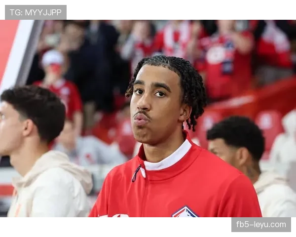 里尔防线坚如磐石,助力球队争冠征程迎来关键突破 里尔防线坚如磐石,助力球队争冠征程迎来关键突破